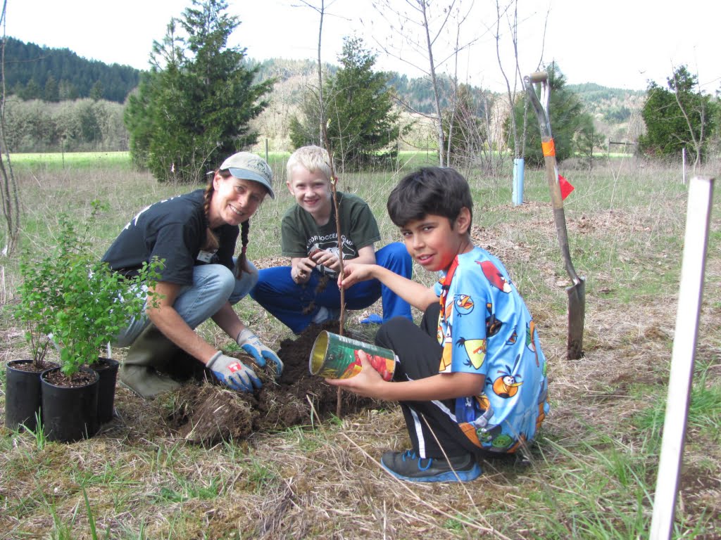 Program Director Stacy Moore helping students restore riparian habitat at Bald Hill near Corvallis, Oregon